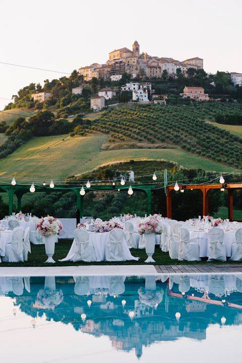 cena piscina con vista monte